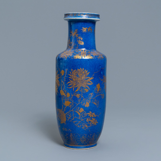 Een Chinese poederblauwe rouleau vaas met verguld decor, 19e eeuw