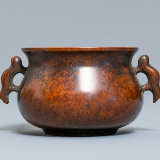 A Chinese bronze two-handled censer, 19/20th C.