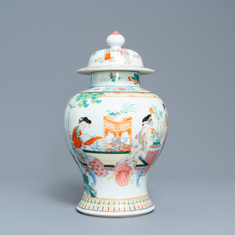 Un vase couvert en porcelaine de Chine famille rose, 19/20ème