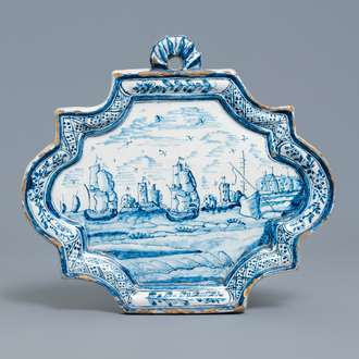 Een blauw-witte Delftse plaquette met maritiem decor, 18e eeuw