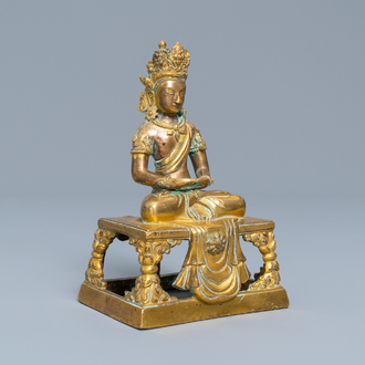 Een Sino-Tibetaanse verguld bronzen figuur van Boeddha Amitayus, Qianlong