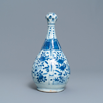 Een Chinese blauw-witte vaas met floraal decor, Wanli