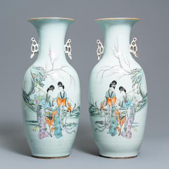Une paire de vases en porcelaine de Chine famille rose à décor de dames dans un jardin, 19/20ème