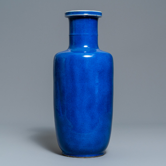 Un vase de forme rouleau en porcelaine de Chine bleu poudré monochrome, Kangxi