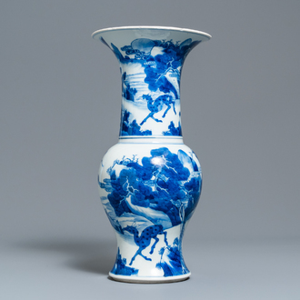 Un vase de forme yenyen en porcelaine de Chine bleu et blanc à décor de cerfs et grues, Kangxi