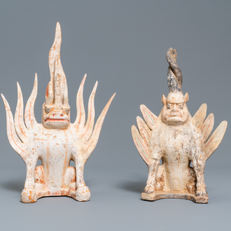 Een paar Chinese beschilderde aardewerken modellen van 'aardgeesten', Tang