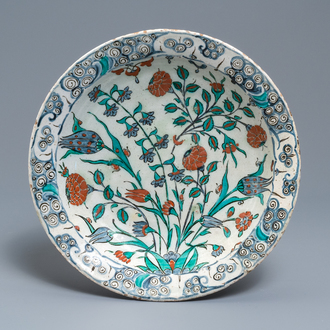 Un plat polychrome en céramique d'Iznik à décor floral, Turquie, fin du 16ème