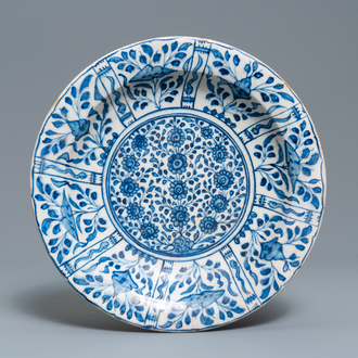 Un plat en céramique persane en bleu et blanc rehaussé d'or, art safavide, Iran, 17ème
