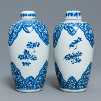 Een paar Chinese blauw-witte dekselvazen met floraal decor, Kangxi