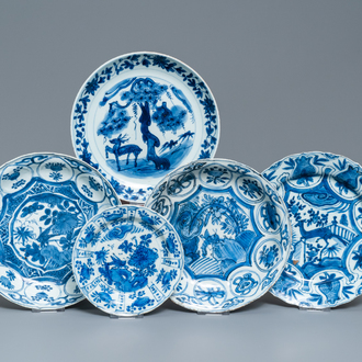 Cinq assiettes en porcelaine de Chine en bleu et blanc de type kraak, Wanli