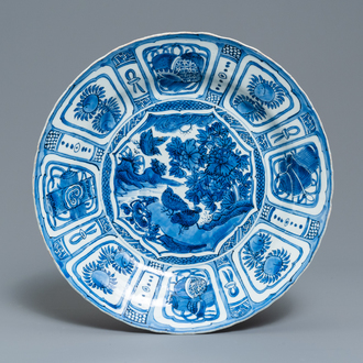 Un plat en porcelaine de Chine en bleu et blanc de type kraak à décor de cailles, Wanli