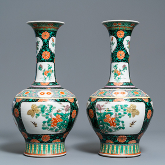Een paar Chinese famille verte flesvormige vazen, 19e eeuw