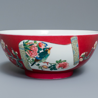 Un bol en porcelaine de Chine famille rose à fond rouge rubis, Yongzheng