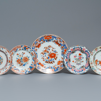 Four Chinese verte-Imari and famille rose plates and a dish, Yongzheng/Qianlong