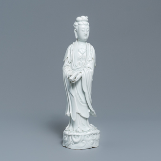 Een Chinees Dehua blanc de Chine model van een staande Guanyin, 19e eeuw