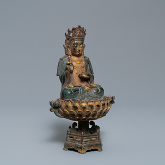 Een Chinese vergulde en deels polychrome bronzen figuur van Boeddha op een lotustroon, Qing