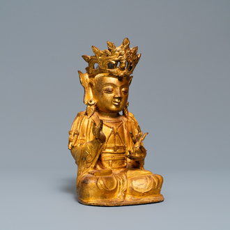 Een Sino-Tibetaanse verguld bronzen figuur van Boeddha, Ming