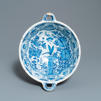 Un grand bol à deux anses en faïence de Delft en bleu et blanc à décor de chinoiserie, 18ème