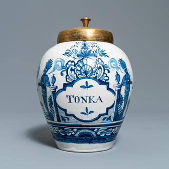 Un pot à tabac en faïence de Delft en bleu et blanc à décor d'indiens et l'inscription 'Tonka', 18ème