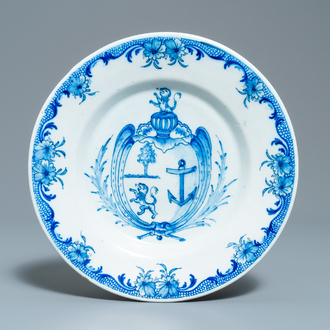 Une assiette armoriée en faïence de Delft en bleu et blanc, vers 1800