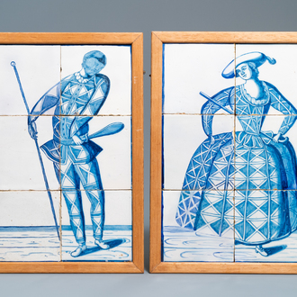 Une paire de tableaux de carreaux en faïence de Delft en bleu et blanc à décor d'Harlequin et Colombine, 1ère moitié du 19ème
