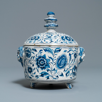 Un bol couvert aux anses en forme de mascarons en faïence en bleu et blanc, Harlingen, 18ème