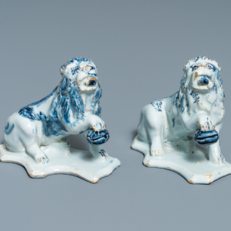 Une paire de modèles de lions en faïence de Delft en bleu et blanc, 18ème