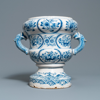 Une vasque à deux anses en faïence de Makkum en bleu et blanc, 18ème
