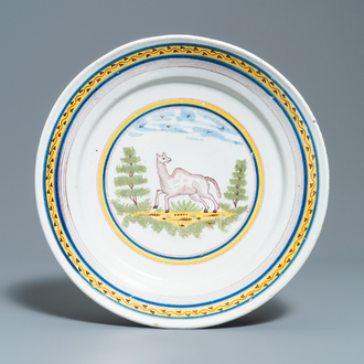 Un plat en faïence de Bruxelles polychrome à décor d'un dromedaire, vers 1800