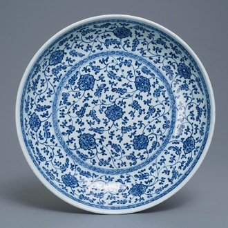 Un plat en porcelaine de Chine en bleu et blanc à décor de rinceaux floraux de style Ming, Qianlong