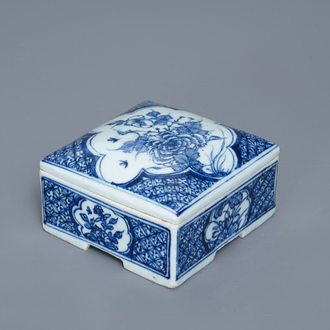 Een vierkante Chinese blauw-witte dekseldoos, Qianlong