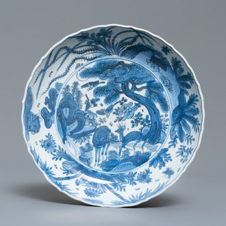 Een zeldzaam Chinees blauw-wit kraakporseleinen bord met 'reiger' merk, Wanli