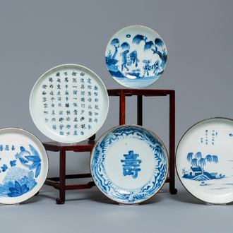 Vijf diverse Chinese blauw-witte 'Bleu de Hue' borden voor de Vietnamese markt, 19e eeuw