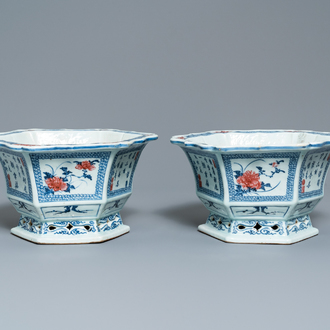 Une paire de jardinières en porcelaine de Chine en bleu, blanc et rouge, 18/19ème