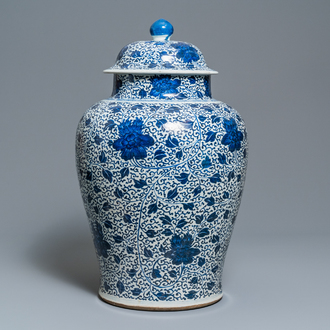 Een grote Chinese blauw-witte dekselvaas met pioenslingers, Kangxi