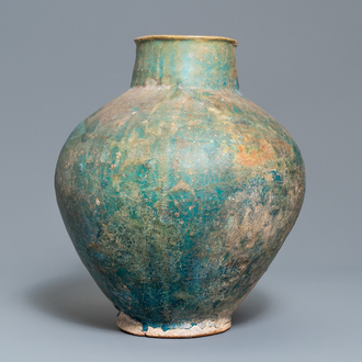 Een grote Perzische turquoise bolle vaas, Kashan of Raqqa, 15/16e eeuw