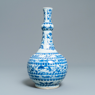 Een Chinese blauw-witte flesvormige vaas met figuren in medaillons, Transitie periode
