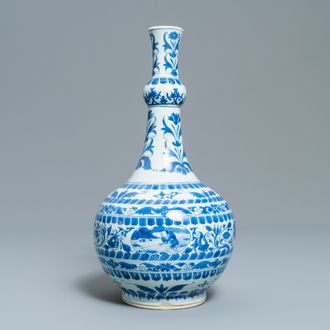 Un vase de forme bouteille en porcelaine de Chine en bleu et blanc, époque Transition