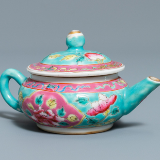 Une théière couverte en porcelaine de Chine famille rose pour le marché Straits ou Peranakan, 19ème