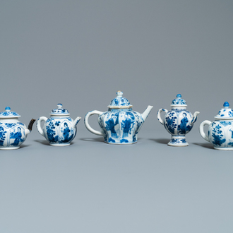 Cinq théières en porcelaine de Chine en bleu et blanc à décor de longues dames, Kangxi