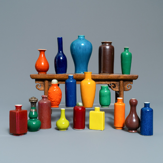 Dix-huit vases miniatures et tabatières en porcelaine de Chine monochrome, 18/20ème