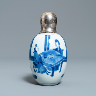 Une boîte à thé en porcelaine de Chine en bleu et blanc à couvercle en argent, Kangxi