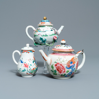 Deux théières et une verseuse couverte en porcelaine de Chine famille, Yongzheng/Qianlong