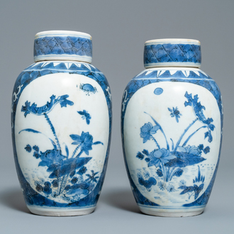 A pair of Chinese blue and white vases and covers with floral design, Hatcher cargo shipwreck, Transitional period