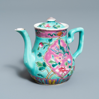 Une verseuse couverte en porcelaine de Chine famille rose à fond turquoise pour le marché Straits ou Peranakan, 19ème