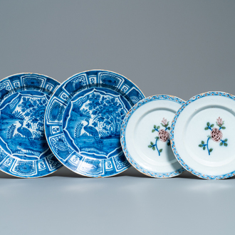 Een paar blauw-witte Delftse chinoiserie schotels en een paar polychrome borden met een roos, 18e eeuw