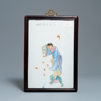 Une plaque en porcelaine de Chine famille rose figurant Liu Hai et le crapaud, 19/20ème