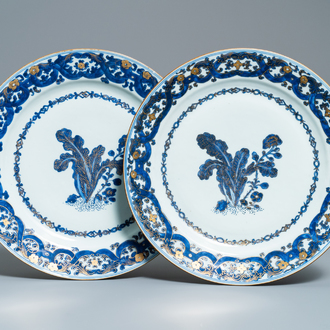Une paire de plats en porcelaine de Chine en bleu et blanc rehaussé d'or, Qianlong