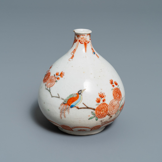 A Kakiemon-style Dutch-decorated bottle vase, Japan, Edo, 17/18th C.