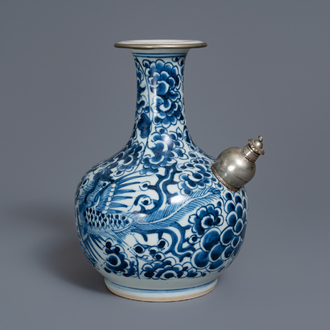 Een Chinese met zilver gemonteerde blauw-witte 'Bleu de Hue' kendi voor de Vietnamese markt, 19e eeuw